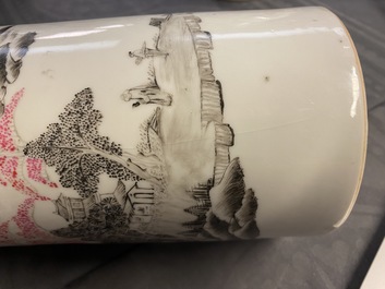 A Chinese famille rose vase and two hat stands, 19/20th C.